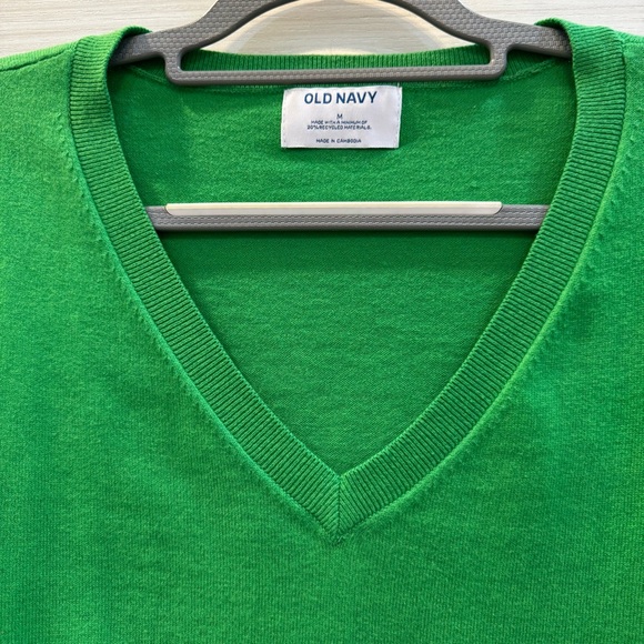 Old Navy Vibrant Kelly Green V-Neck Sweater size Medium - Picture 2 of 6